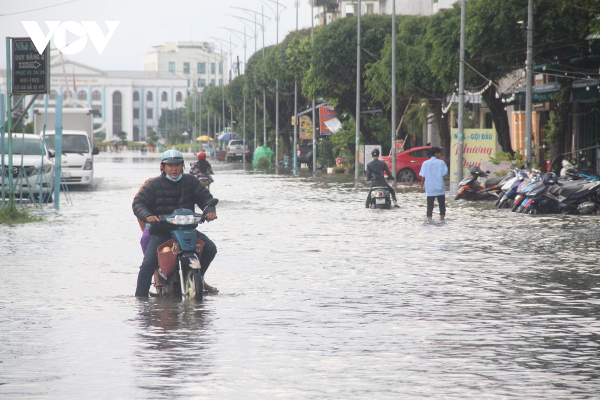 Nhiều tuyến đường nội ô thành phố Bạc Liêu ngập nặng sau mưa lớn